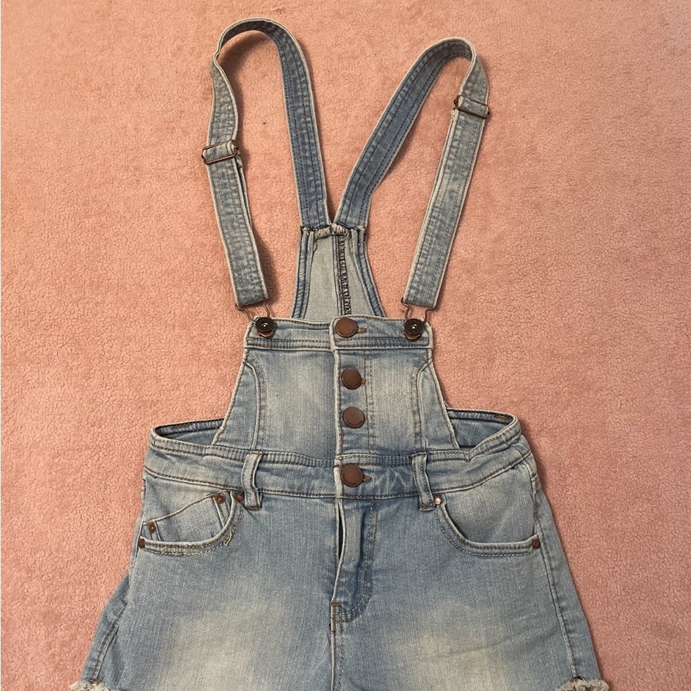 Super cute denim shorts overalls. Light color wash
Size: XS 
Brand: Tinseltown